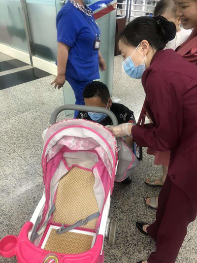 圖片1.png“真情服務(wù)”是讓旅客更加安心、放心、舒心的出行。行查室作為部門進(jìn)港服務(wù)的最后一個(gè)環(huán)節(jié)，在日常工作中也很注重服務(wù)細(xì)節(jié)。6月10日，行查室工作人員幫助旅客打開(kāi)嬰兒車，為她排憂解難。.png