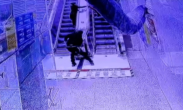 1645432418373644.jpg 職旅同協(xié)上演電梯救人驚險(xiǎn)片段.jpg