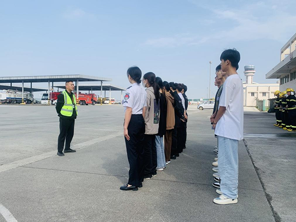 綿陽機(jī)場安檢站對閬中機(jī)場、民航校  實(shí)習(xí)生開展軍訓(xùn).png