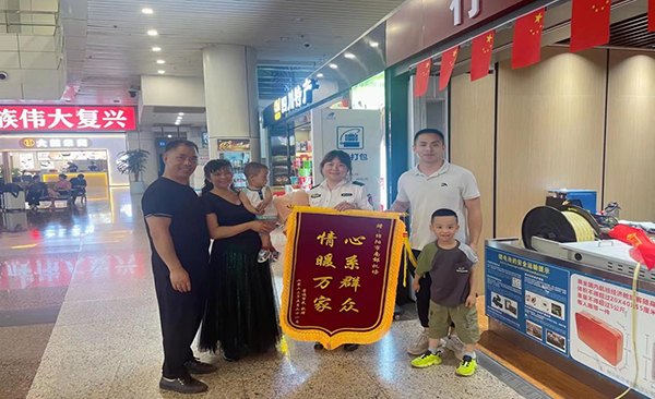 心系群眾，情暖萬家—— 綿陽機(jī)場(chǎng)安檢站暖心服務(wù)獲錦旗.png